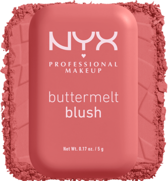 NYX Buttermelt r0Ź do policzków, koralowy odcień w prostokątnym opakowaniu, leżącym na rozsypanym pudrze.