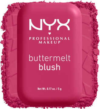 Róż NYX Buttermelt w odcieniu fuksji Butta Than Before, kompakt leży na różowym pudrze.