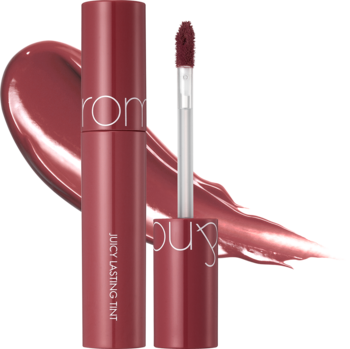 Rom&nd Juicy Lasting Tint Almond Rose, intensywny błyszczyk w bordowej butelce, z widocznym aplikatorem i smugą koloru.
