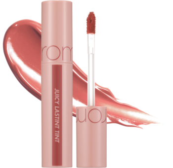 Rom&nd Juicy Lasting Tint Nucadamia, różowy błyszczyk w tubce, z aplikatorem i lśniącą próbką koloru.