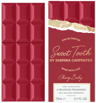 Dwa bordowe opakowania perfum Sweet Tooth Sabrina Carpenter Cherry Baby: jedno z teksturą, drugie z etykietą.
