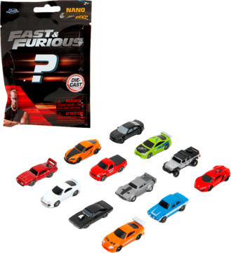 Czarna saszetka-niespodzianka Fast & Furious Nano Metal FIGS Die-Cast obok 12 barwnych, szczegółowych modeli aut.