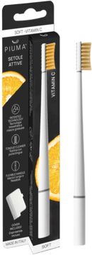 Piuma miękka szczoteczka z włosiem Vitamin C, czarne opakowanie z pomarańczą, obok zapasowa końcówka.
