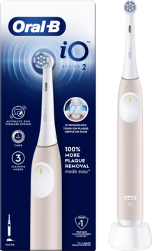 Różowa szczoteczka Oral-B iO Series 2 na podstawce i obok niebieskie opakowanie z informacją o usuwaniu płytki.
