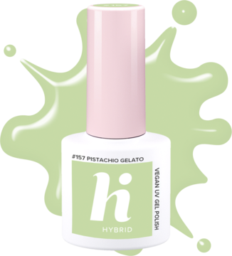 Hi Hybrid lakier #157 Pistachio Gelato. Biała butelka z różową nakrętką, wegański. Widok z przodu na zielonym tle.