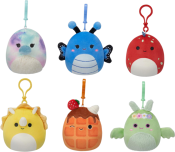 Sześć uroczych breloczków Squishmallows: tęczowy ptak, niebieski motyl, czerwona truskawka, gofr, żółty dinozaur, żaba.