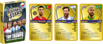 Kolekcjonerskie Top Trumps World Football Stars: złote pudełko i trzy karty piłkarzy (Ronaldo, Messi, Neymar) ze statystykami.