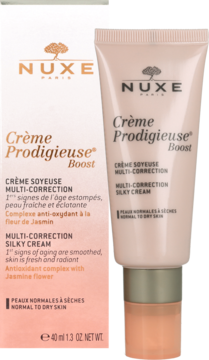 Nuxe Creme Prodigieuse Boost Multi-Correction Silky Cream, beżowa tuba i kartonik obok siebie.