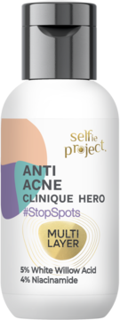 Biała butelka Selfie Project Anti Acne Hero, widok z przodu, z 5% kwasem wierzbowym i 4% niacynamidem.