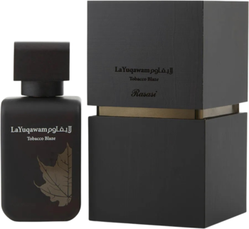 Widok matowej, ciemnej butelki perfum Rasasi La Yuqawam Tobacco Blaze i czarnego pudełka ze złotym pasem.