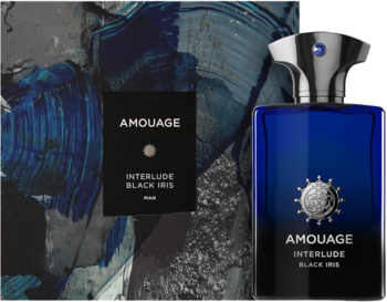 Granatowa butelka perfum Amouage Interlude Black Iris z srebrną nakrętką i pudełkiem, na tle ciemnych smug farby.