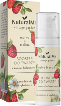 Booster NaturalME z maliną, malwą i kwasem hialuronowym, w białej butelce z pompką, obok pudełka. Widok z przodu.