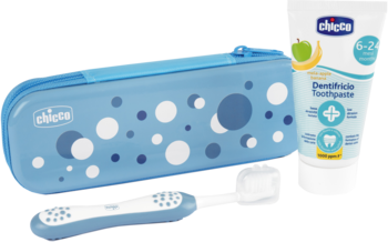 Zestaw Chicco do higieny jamy ustnej dla dzieci: niebieskie etui w kropki, szczoteczka i pasta jabłkowo-bananowa.