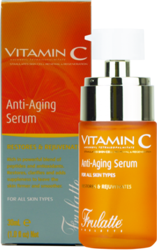 Frulatte Vitamin C Anti-Aging Serum: pomarańczowa butelka z pompką i pudełko obok, dla każdego typu skóry.
