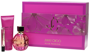 Zestaw Jimmy Choo Rose Passion: różowy flakon, balsam i travel spray przed ozdobnym, fuksjowym pudełkiem.