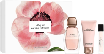 Zestaw Narciso Rodriguez All Of Me: białe pudełko z różowym makiem, flakon perfum, balsam i miniaturka.