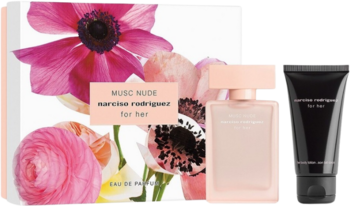 Zestaw Narciso Rodriguez Musc Nude: butelka EDP 50ml w matowym różu i czarny balsam, widok z przodu na kwiatach.