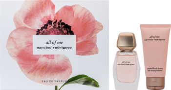 Zestaw prezentowy Narciso Rodriguez All of Me: białe pudełko z różowym makiem, flakon i balsam.
