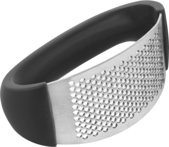 Ergonomiczna praska do czosnku ze stali nierdzewnej, czarna rączka, perforowany metal, widok z góry pod kątem.