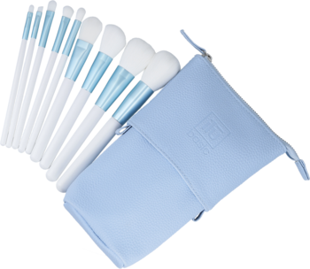 Ilū Basic Set: białe pędzle z błękitnymi skuwkami i białym, syntetycznym włosiem, obok błękitne etui.
