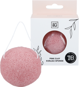 Okrągła, różowa gąbka Konjac do mycia twarzy, obok białe opakowanie ilū Pink Clay Sponge.