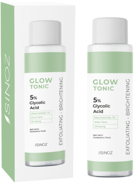 Dwie butelki SINOZ rozświetlającego toniku 5% Glycolic Acid, jedna obok zielonego kartonu.