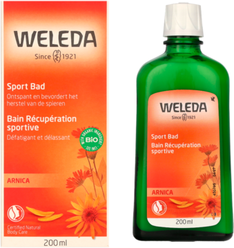 Weleda Sport Bad z Arniki, 200ml. Zielona butelka i kartonowe opakowanie, pomarańczowe kwiaty, widok z przodu.