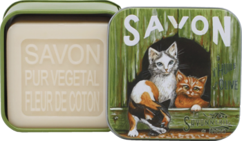 Perfumowane mydło La Savonnerie de Nyons Fleur de Coton, w otwartej zielonej puszce z rysunkiem kotów.