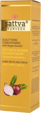 Sattva Ayurveda Scalp Tonic z wegańską keratyną, curry i cebulą, w złotym kartonowym opakowaniu, widok z przodu.