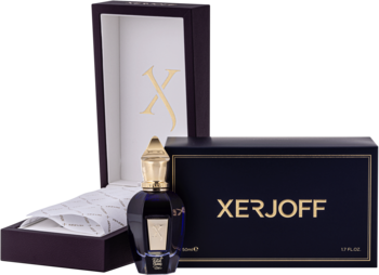 Xerjoff Fatal Charme, granatowa butelka perfum ze złotą nakrętką, obok otwartego fioletowego pudełka i zamkniętego opakowania.