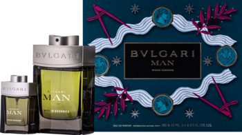 Zestaw Bvlgari Man Wood Essence: dwie zielone butelki męskich perfum i granatowe pudełko, widok od frontu.