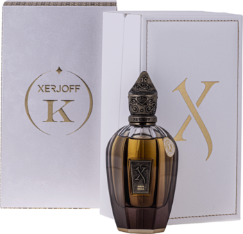 Perfumy Xerjoff Aqua Regia, butelka z bogato zdobionym korkiem przed otwartym białym pudełkiem z logo X.