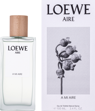 Loewe Aire A Mi Aire woda toaletowa. Biały karton z botanicznym wzorem obok przezroczystego flakonu z drewnianym korkiem.