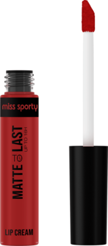 Czerwona matowa pomadka w płynie Miss Sporty Matte To Last 16h, z aplikatorem wyciągniętym z tubki.