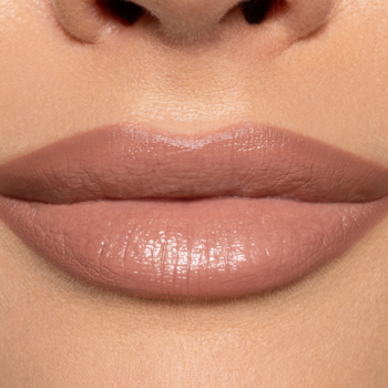 Usta pokryte kremową pomadką Pupa Milano Vamp! Creamy Duo Fairy Nude, o subtelnym beżowo-różowym, błyszczącym wykończeniu.