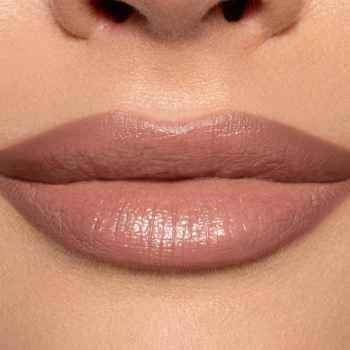Zbliżenie na usta z Pupa Milano Vamp! Creamy Duo Medium Nude, kremowa pomadka w odcieniu beżowego różu.