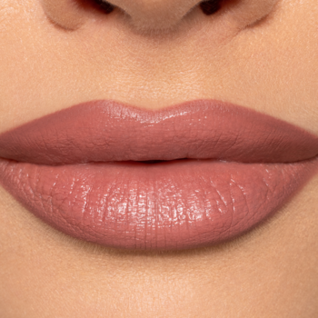 Zbliżenie na pełne usta w odcieniu Deep Nude, z kremową pomadką Pupa Milano Vamp! Creamy Duo.