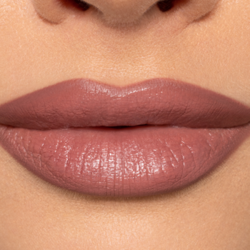 Zbliżenie na perfekcyjnie zarysowane usta z kremową pomadką Pupa Milano Vamp! Creamy Duo Deep Rose.