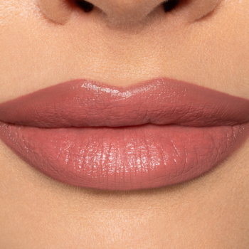Pupa Milano Vamp! Creamy Duo Peach Nude. Zbliżenie na usta z kremową pomadką w ciepłym brzoskwiniowym beżu.