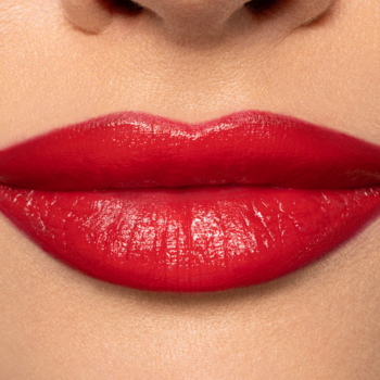 Pupa Milano Vamp! Creamy Duo True Red. Zbliżenie na usta z idealnie nałożoną, błyszczącą czerwoną pomadką.