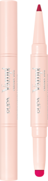 Pupa Milano Vamp! Creamy Duo Cherry Red: dwa różowe sztyfty, jeden zamknięty, drugi otwarty z czerwoną konturówką i pomadką.