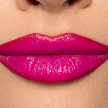 Zbliżenie na usta z pomadką Pupa Milano Vamp! Creamy Duo Flamingo Fuchsia, o intensywnym, błyszczącym wykończeniu.