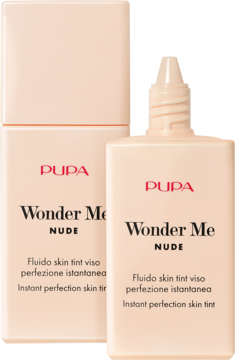Dwa opakowania PUPA Wonder Me NUDE skin tint na beżowym tle, jedno to pudełko, drugie butelka z pipetą.