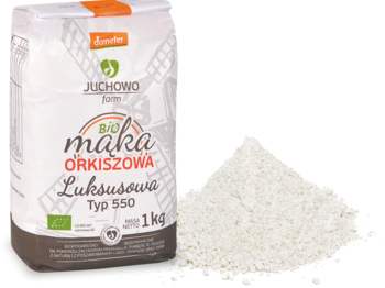 Opakowanie mąki orkiszowej BIO Juchowo Farm Typ 550 1kg, białe z zielonymi akcentami, obok kupka sypkiej mąki.
