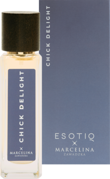 Damska woda perfumowana Esotiq Chick Delight Marcelina Zawadzka: butelka i granatowy kartonik obok siebie.