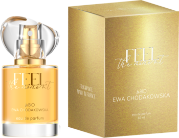 Złota butelka perfum beBIO Ewa Chodakowska Feel the Moment z transparentną nakrętką, obok złote pudełko.