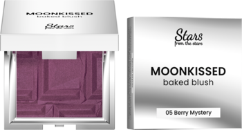 Otwarty róż MOONKISSED Berry Mystery w srebrnej kasetce z lusterkiem, obok srebrne opakowanie. Widoczny wzór na różu.
