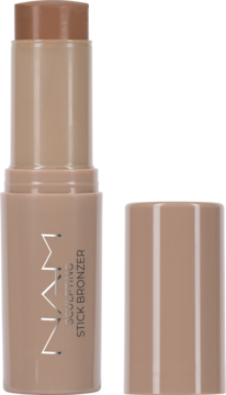 NAM Sculpting Stick Bronzer Dazzling Tan, beżowy sztyft z otwartą skuwką na jednolitym beżowym tle.