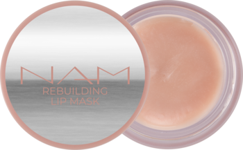 NAM Rebuilding Lip Mask. Otwarty, jasnoróżowy słoiczek z regenerującą maską do ust z peptydami.