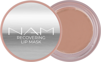 NAM Recovering Lip Mask. Otwarte opakowanie, jasnoróżowa maska. Srebrne wieczko z nazwą, widok z góry.